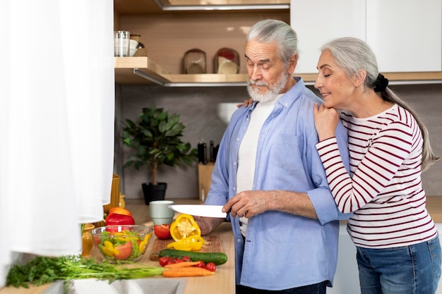 Familierecepten Concept Gelukkig bejaarde echtpaar koken eten voor de lunch thuis