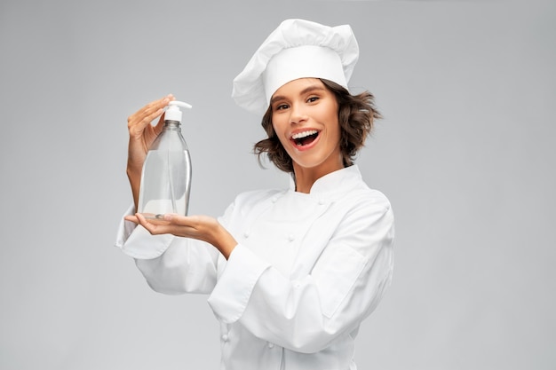 Фото Женщина-повар с дезинфицирующим средством для рук или жидким мылом