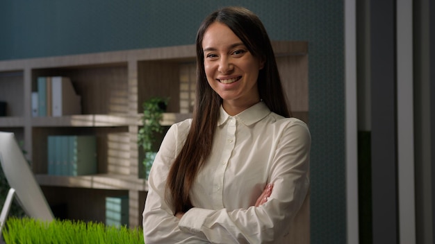 Photo female business portrait confident caucasian businesswoman posing in office with hands crossed