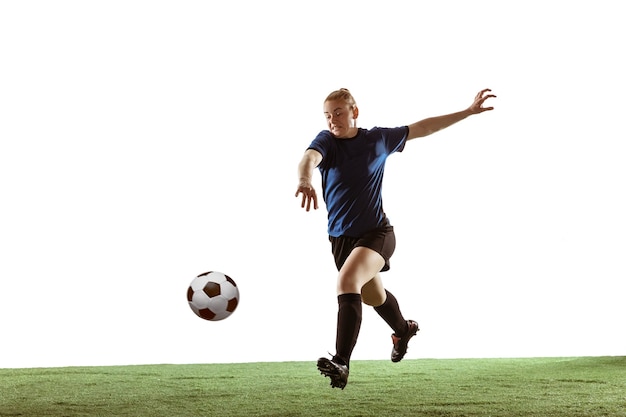 Женский футбол, футболист, пинающий мяч, тренировка в действии и движении