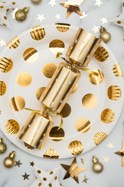 Праздничная рождественская вечеринка с золотой тарелкой и украшениями