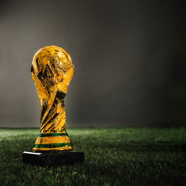 Фото Футбольный золотой кубок трофей