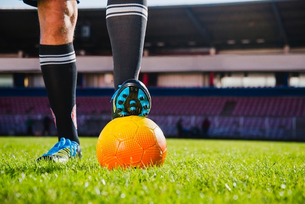 Футбольная сцена с мячом и ногами
