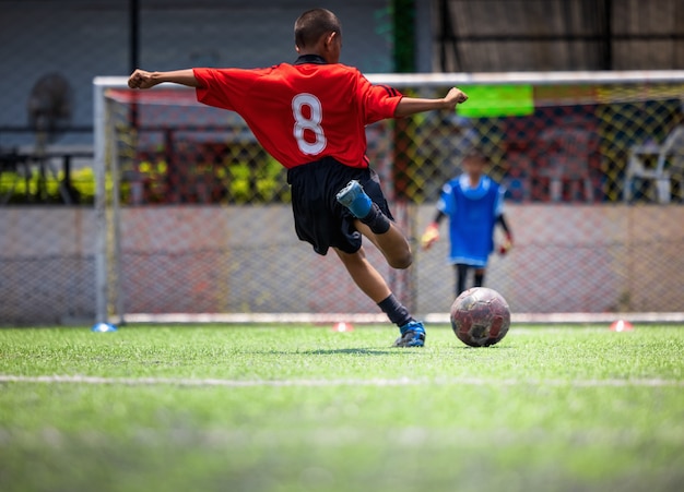子供のためのサッカーサッカートレーニング。ゲームプランを説明するコーチ。地元タイのサッカースキルを向上させる少年たち