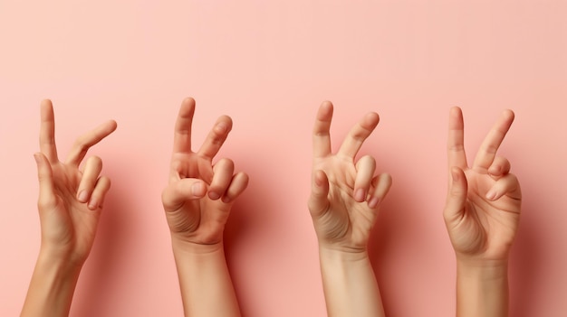 Фото Четыре руки с пальцами, образующими цитаты, жест на мягком розовом фоне