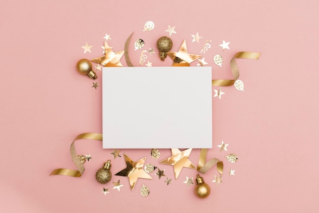 Концепция оформления плоской вечеринки на пастельно-розовом фоне с пустой белой карточкой