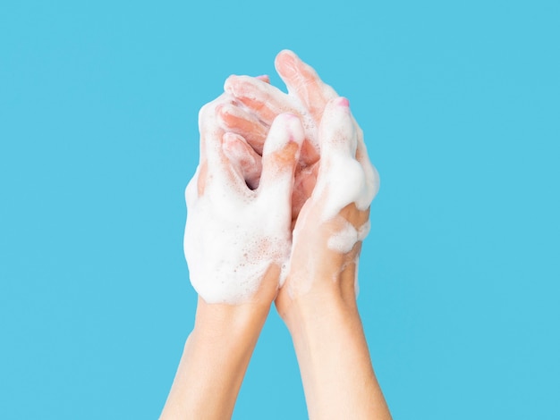 Фото Вид спереди мытья рук с пеной из мыла