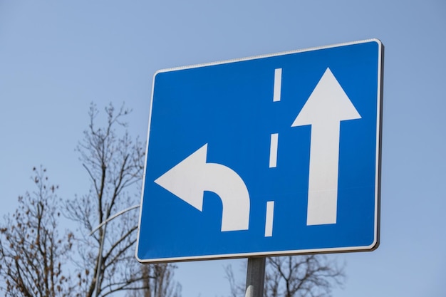 Ga rechtdoor richting verkeersbord Richting van verkeersborden voor auto's Sla linksaf symbool voor veilig rijden
