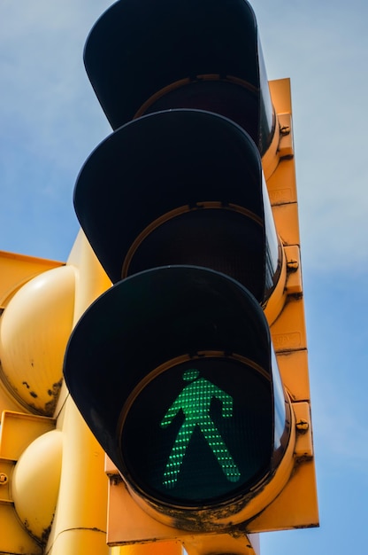 Geel verkeerslicht met een lichtgevend groen signaal