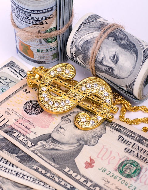 Фото Золотое ожерелье со знаком доллара на банкнотах долларов сша