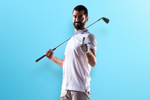 Photo golfer man with thumb up on colorful background