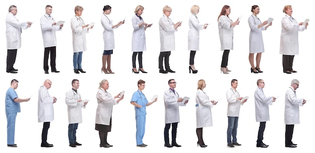 Группа врачей с планшетом, изолированным на белом