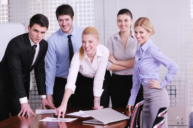Фото Группа счастливых молодых деловых людей на встрече в офисе