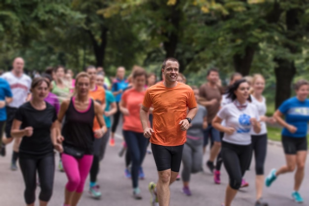 Фото Группа здоровых людей, бегающих в городском парке, команда бегунов на утренней тренировке
