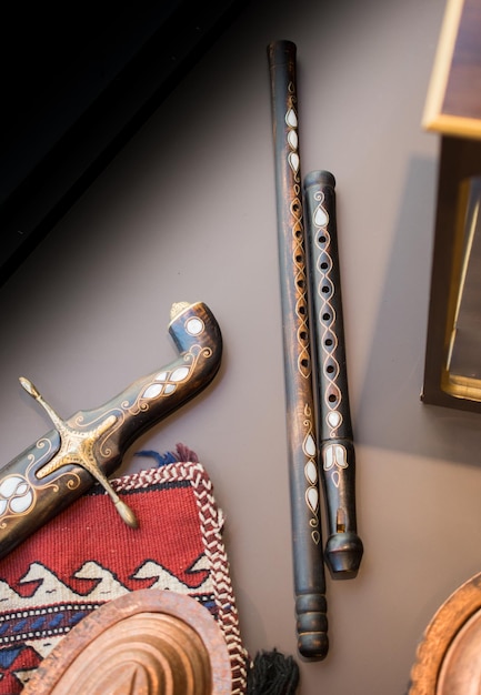 Photo handmade wooden flutes in display