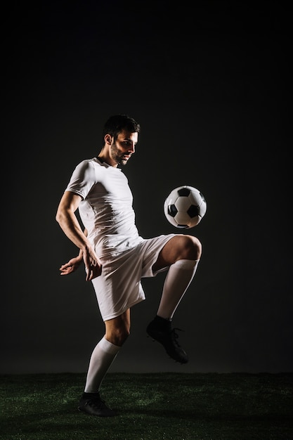 Фото Красивый спортивный жонглирующий мяч