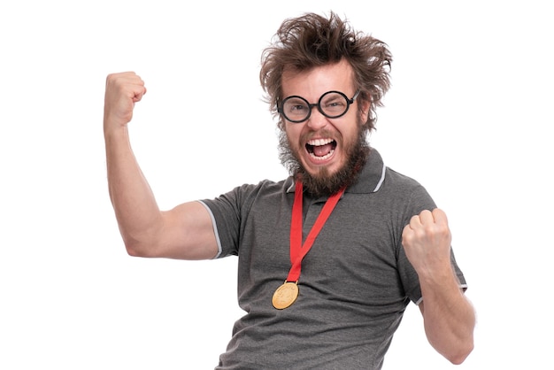 Фото Счастливый победитель сумасшедший бородатый мужчина со смешной стрижкой в очках празднует успех на белом