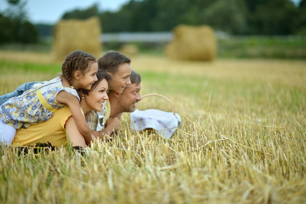 Счастливая семья в пшеничном поле в солнечный день