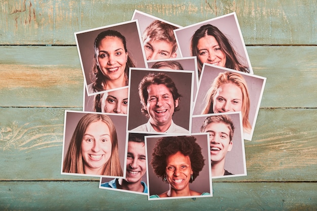 Photo happy people portrait photos on a wooden space