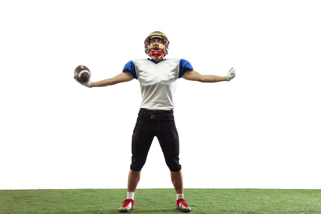 Foto held, sterk. american football-speler geïsoleerd op een witte studio achtergrond met copyspace. professionele sportman tijdens het spelen in actie en beweging. concept van sport, beweging, prestaties.