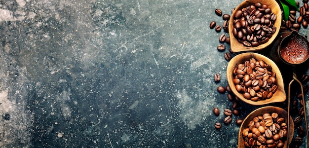 Фото Высокоугольный вид кофейных зерен на столе