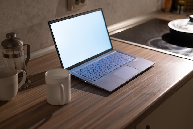 Фото Высокоугольный вид ноутбука на столе