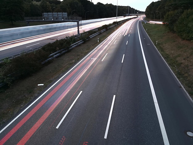 Фото Высокоугольный вид световых следов на шоссе