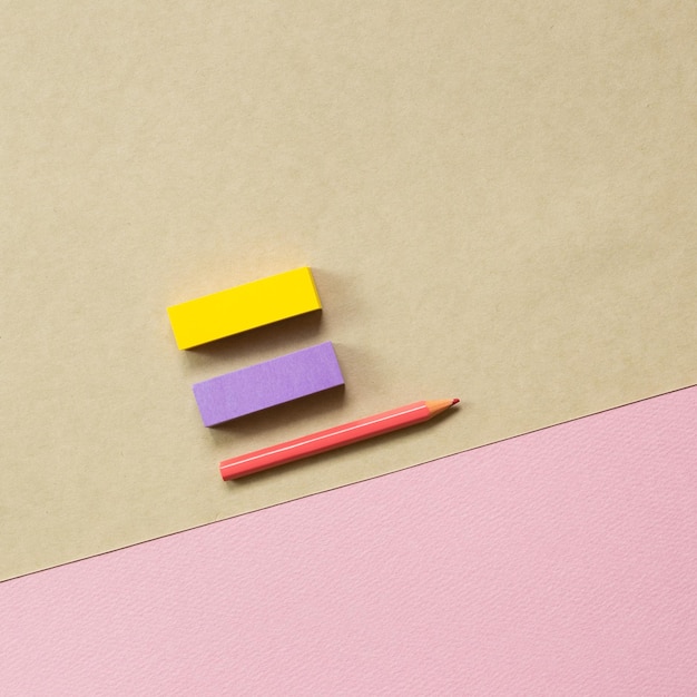 Фото Высокоугольный вид многоцветных карандашей на бумаге