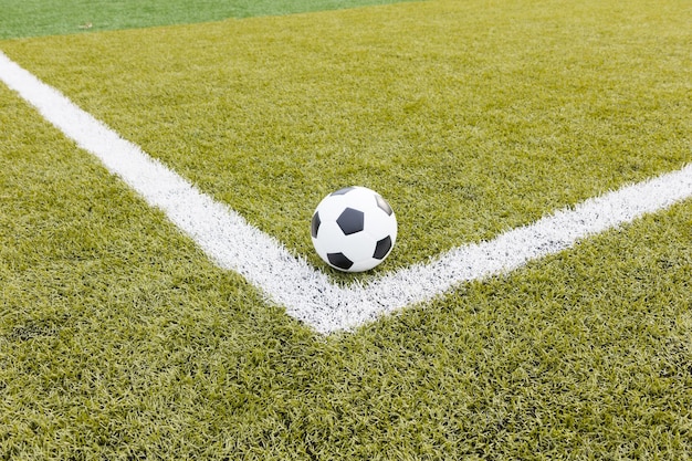Фото Высокоугольный вид футбольного мяча на поле