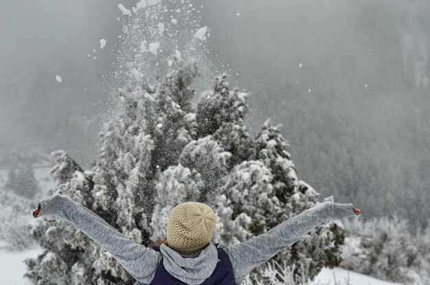 사진 겨울 에 팔 을 펴고 있는 사람 의 높은 각도 의 모습