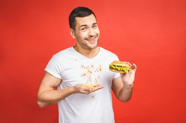 Photo hungry man eating junk food