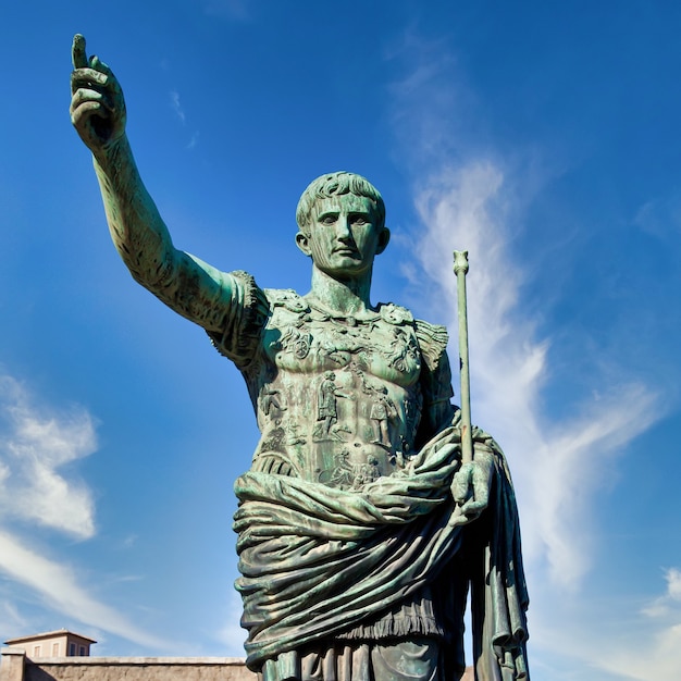 Foto italia, roma. statua in una strada pubblica dell'imperatore romano gaio giulio cesare. concetto di autorità, dominio, leadership e guida.