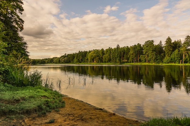 Фото Пейзаж с небольшим озером в осеннем лесу
