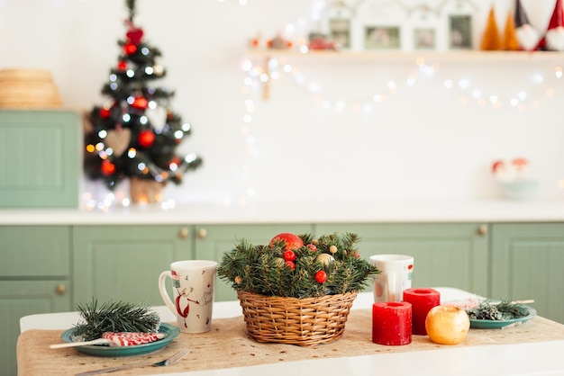Licht olijfgroen ingerichte keuken voor het nieuwe jaar Tafel is feestelijk gedekt voor Kerstmis