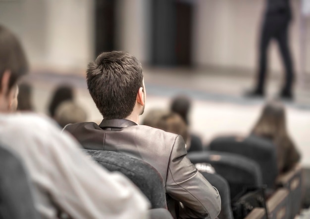 Фото Слушатели бизнес-курсов сидят на лекциях в современном конференц-зале