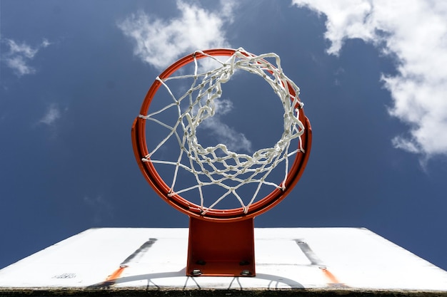 Фото Низкоугольный вид баскетбольного кольца на небе