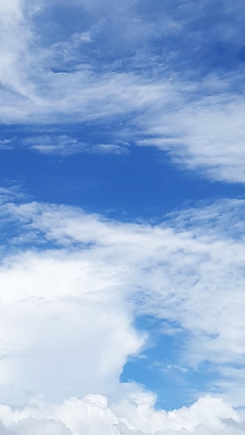 Фото Низкоугольный вид облаков в голубом небе