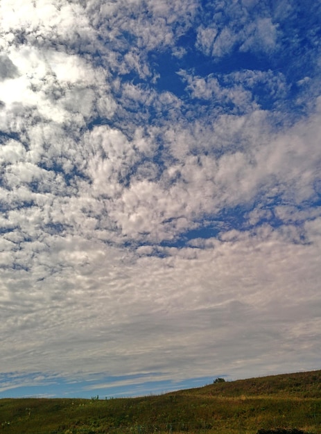 Фото Низкоугольный вид облачного неба над ландшафтом