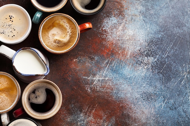 Фото Много чашек кофе на каменном столе
