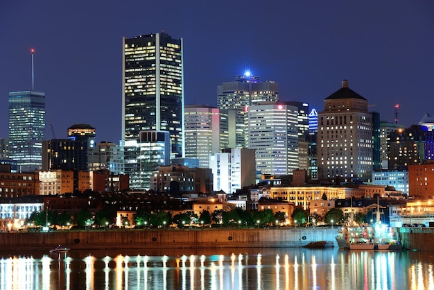 Photo montreal over river at dusk with city lights and urban buildings