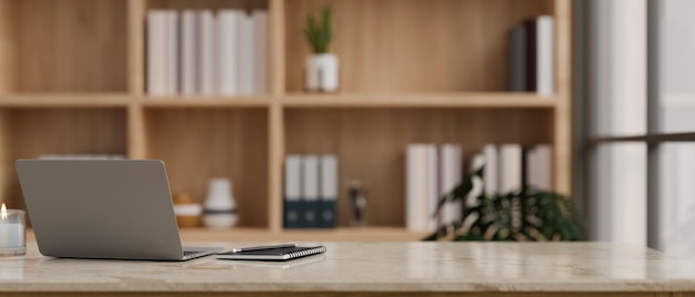 Современное рабочее место в офисе Ноутбук и копия пространства на мраморной столешнице на размытом фоне офиса