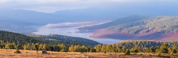 Фото Горная долина с осенним видом на озеро
