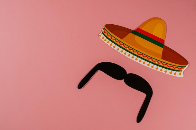 Фото Усы и мексиканская шляпа для cinco de mayo cinco de mayо дизайн с открытым пространством для вашего текста