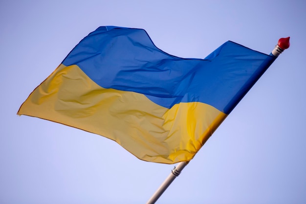 Фото Национальный флаг украины патриотический флаг украины развевается на ветру