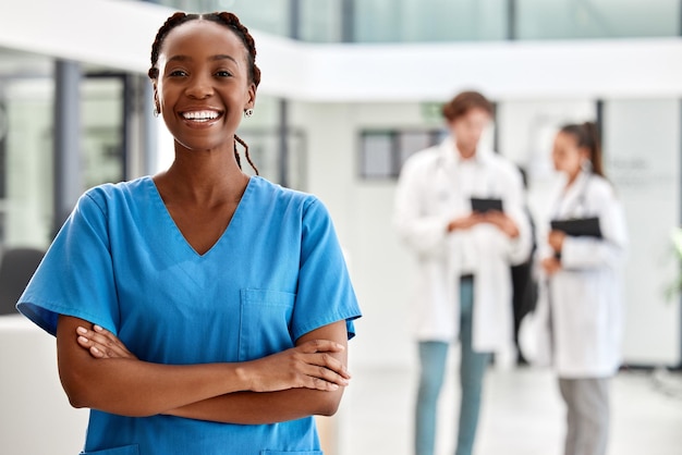 Медсестра здравоохранения и медицины с женщиной, работающей в сфере здравоохранения для здоровья или страхования в больнице Портрет студентки-медика или профессиональной стоящей руки, скрещенной внутри