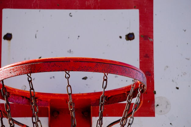 Фото Старое баскетбольное кольцо на улице