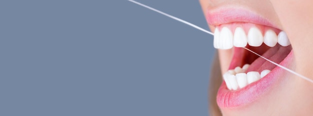 Гигиена полости рта и здравоохранение Улыбающиеся женщины используют зубную нить белые здоровые зубы Зубная нить Уход за зубами Концепция здоровых зубов Чистка зубов зубной нитью