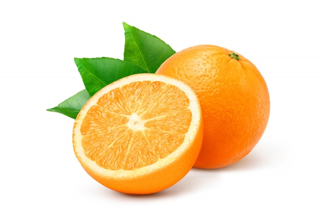 Оранжевый плод с разрезом пополам и зеленые листья на белом фоне