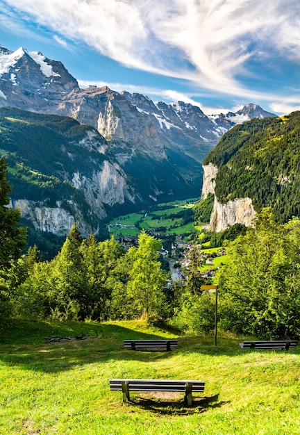 Photo panorama of the lauterbrunnen valley from wengen in the swiss alps