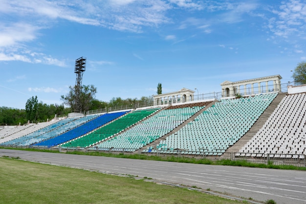 Фото Панорама стадиона по пустым рядам мест на открытой площадке перед концертами
